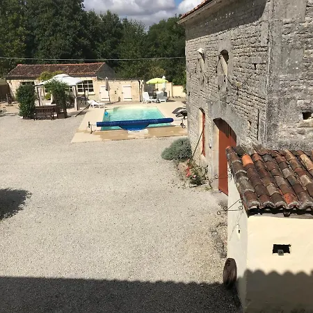 فندق مبيت وإفطار Les Cygnes Noirs Aujac (Charente-Maritime)