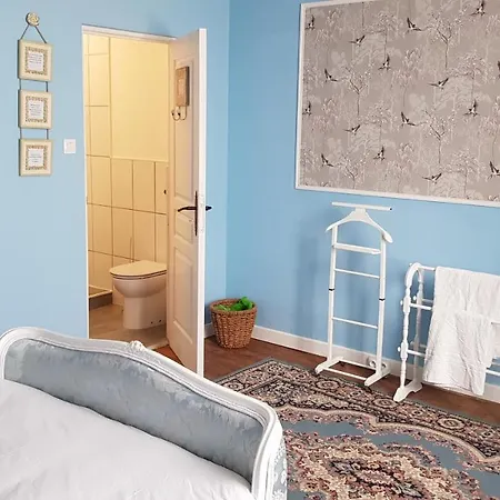 Les Cygnes Noirs Bed & Breakfast 4*