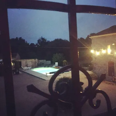 Les Cygnes Noirs Bed & Breakfast 4*