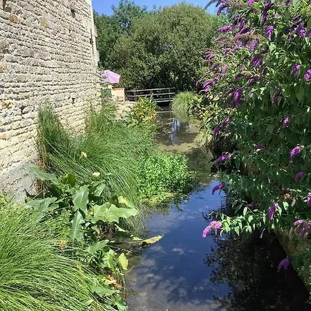 Les Cygnes Noirs Bed & Breakfast 4*