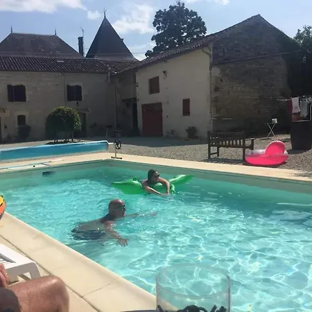 Les Cygnes Noirs Bed & Breakfast 4*