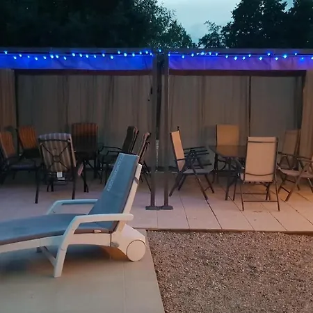 Les Cygnes Noirs Bed & Breakfast 4*