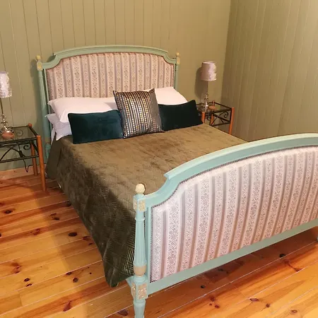 Les Cygnes Noirs Bed & Breakfast 4*