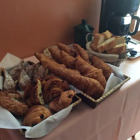 Les Cygnes Noirs ベッド・アンド・ブレックファスト 4*