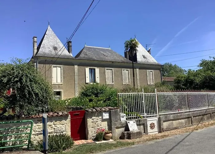 Les Cygnes Noirs Bed and Breakfast 4*