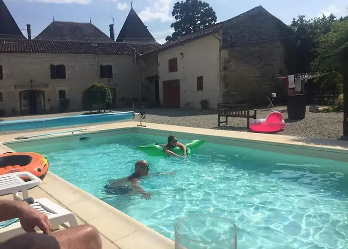 Les Cygnes Noirs Bed and Breakfast 4*