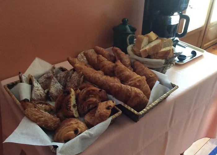 Les Cygnes Noirs Bed and Breakfast 4*